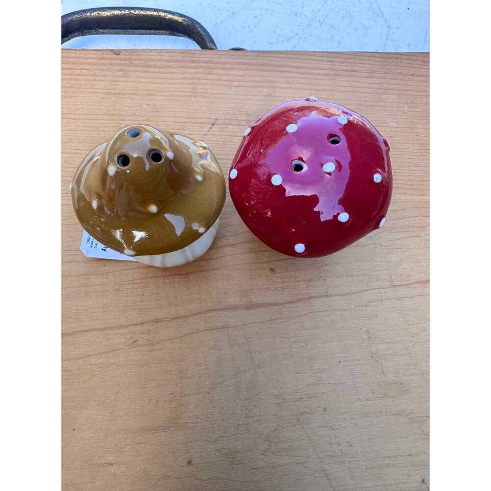 Cracker Barrel Mini Mushroom Salt Pepper Shakers Red Brown Ceramic Woodland - Picture 2 of 8